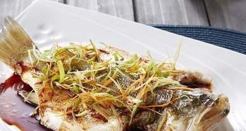 清蒸鱼时,放盐和生抽是外行,大厨教您正确做法,鱼肉鲜嫩又入味