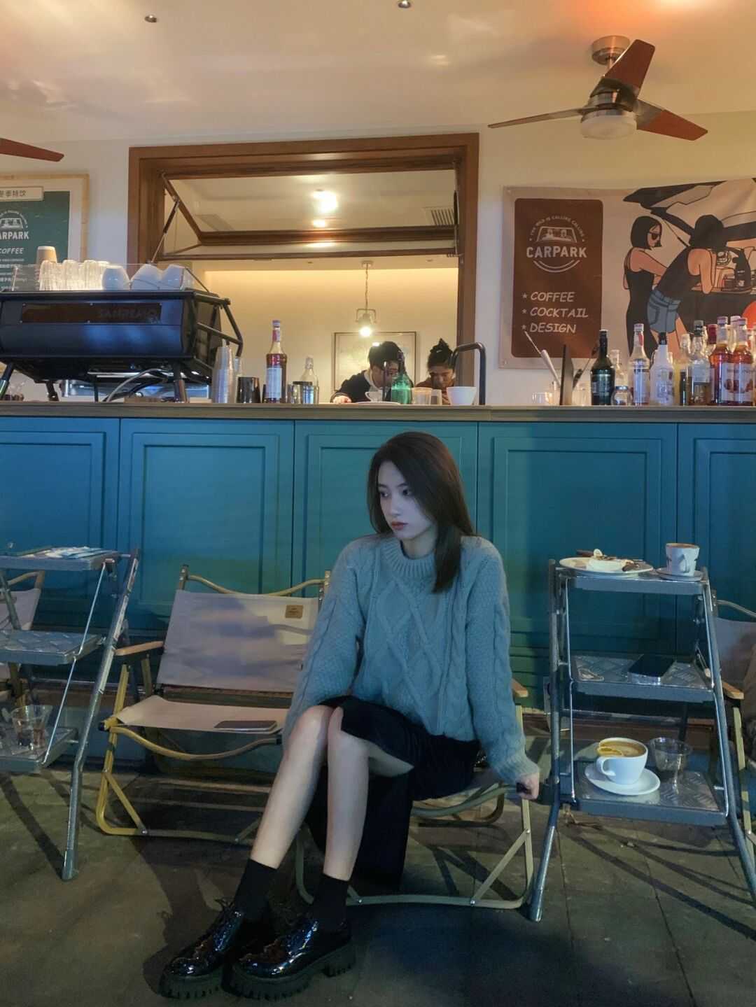 大长腿 毛衣+半身裙是真火!今年冬天这样穿,真的美到没朋友