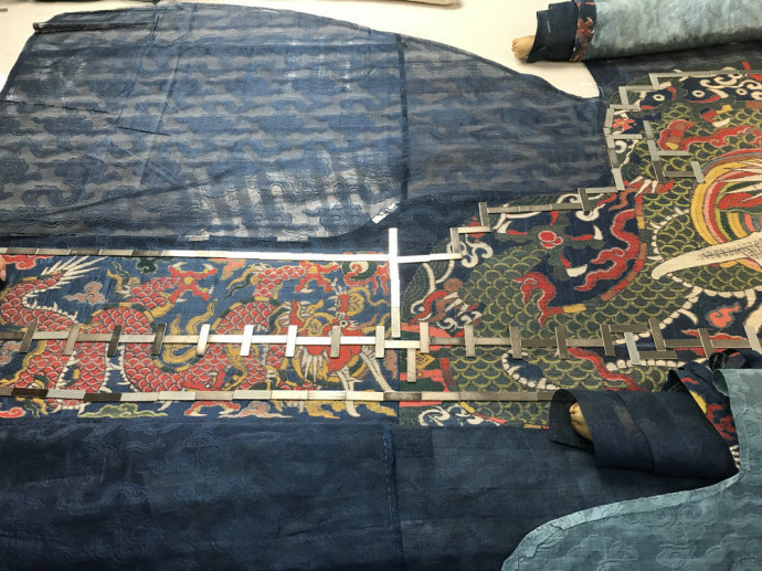 新疆之旅|营盘遗骸身上穿着“罽袍”,专家用三个“妙”招,将其修复完成