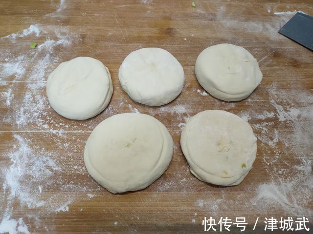 做烙饼，开水烫面还是凉水和面？都不对，教你正确做法，柔软好吃