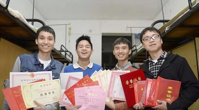 |学霸荣登学校光荣榜,另类宣言犹如“段子手”,由于搞笑而受欢迎