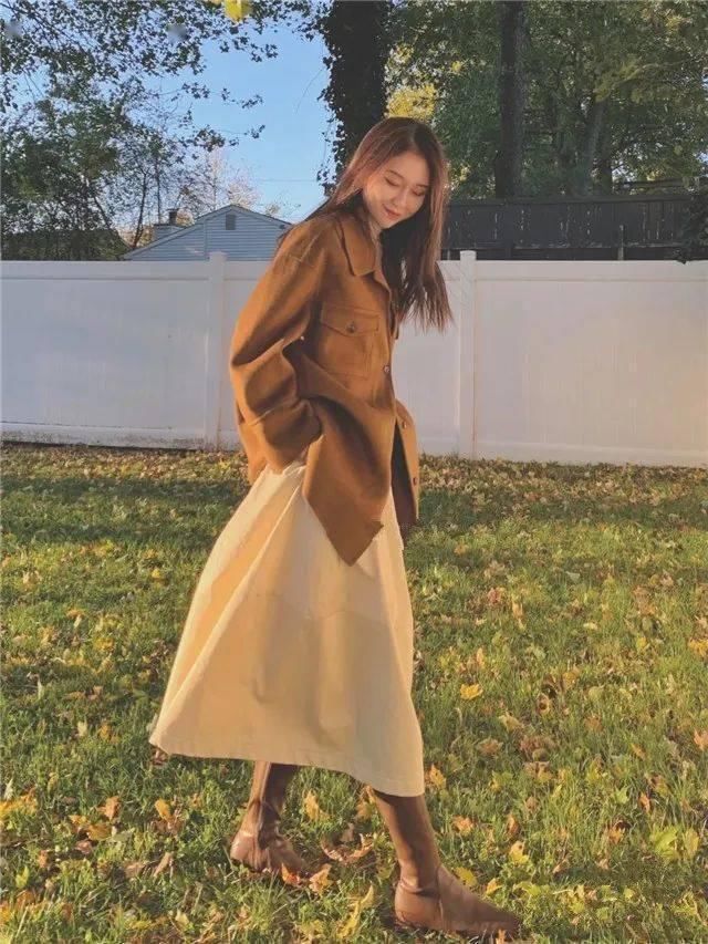 烂大街的“驼色”，怎么穿才时髦？记住露出内搭要点，才洋气高级