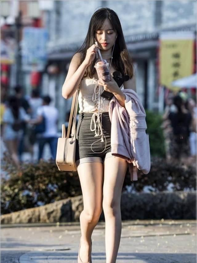 街拍美女漂亮的女人需要的是优雅,而不是浓妆艳抹