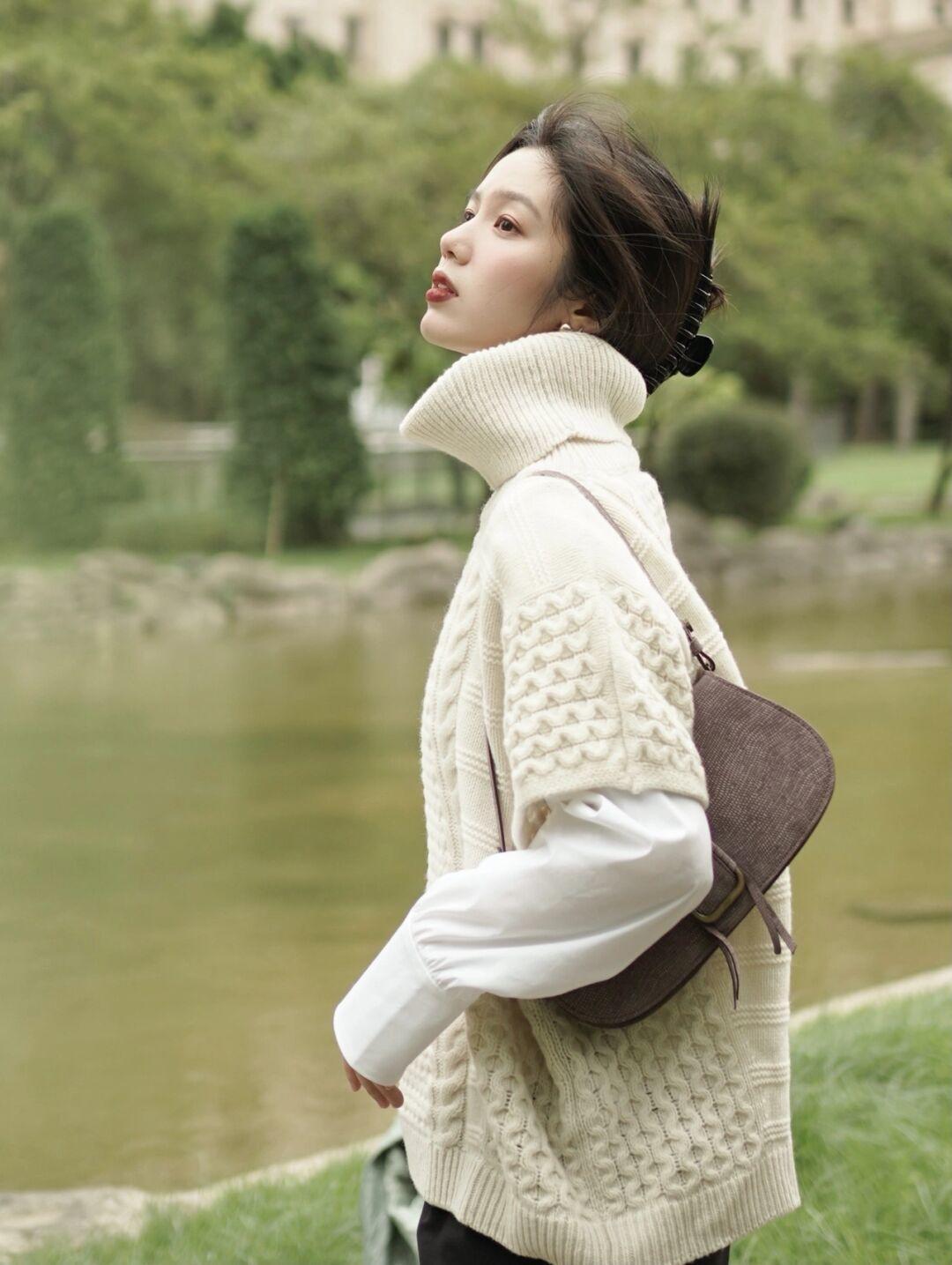 博主 30+女性如何摆脱土气感?针织衫搭配半身裙,高级时髦又减龄