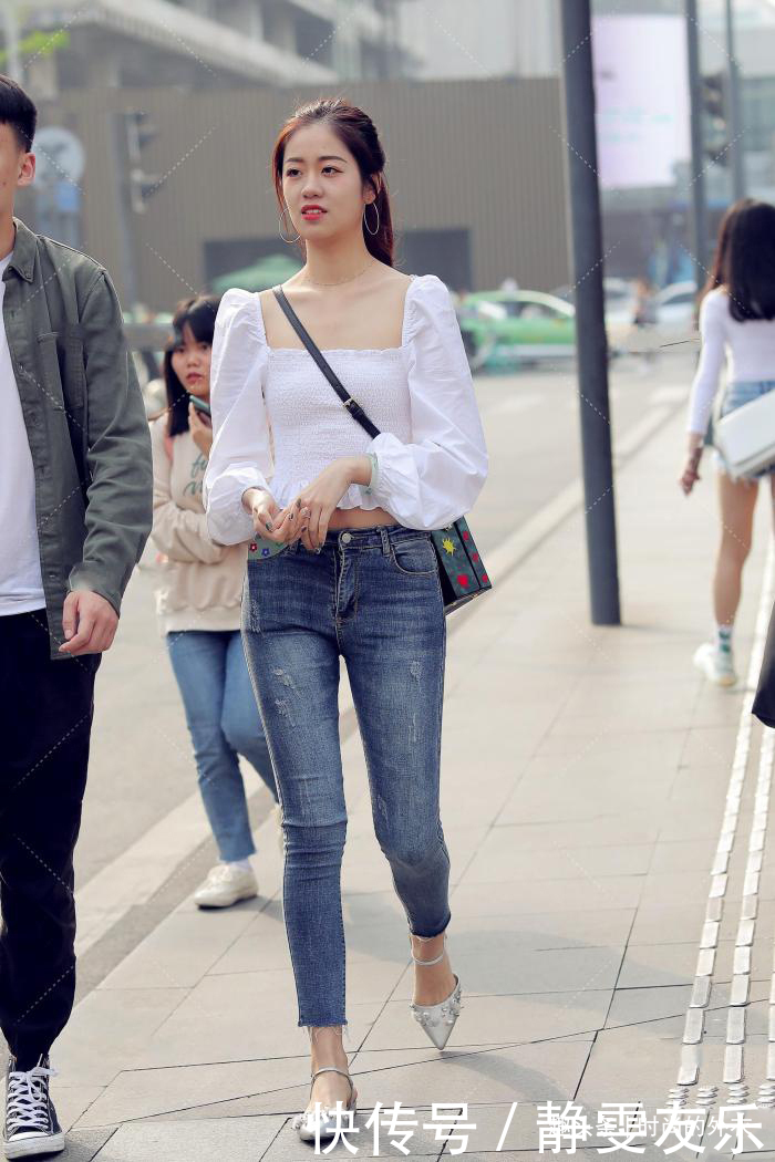 造型|早秋牛仔裤这样穿搭，简单时尚又大方，值得一试