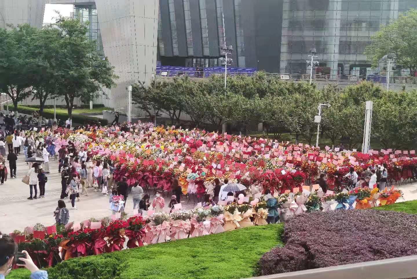 肖战话剧完美落幕，面对满满的鲜花，我愿称这是最浪漫的处理方式