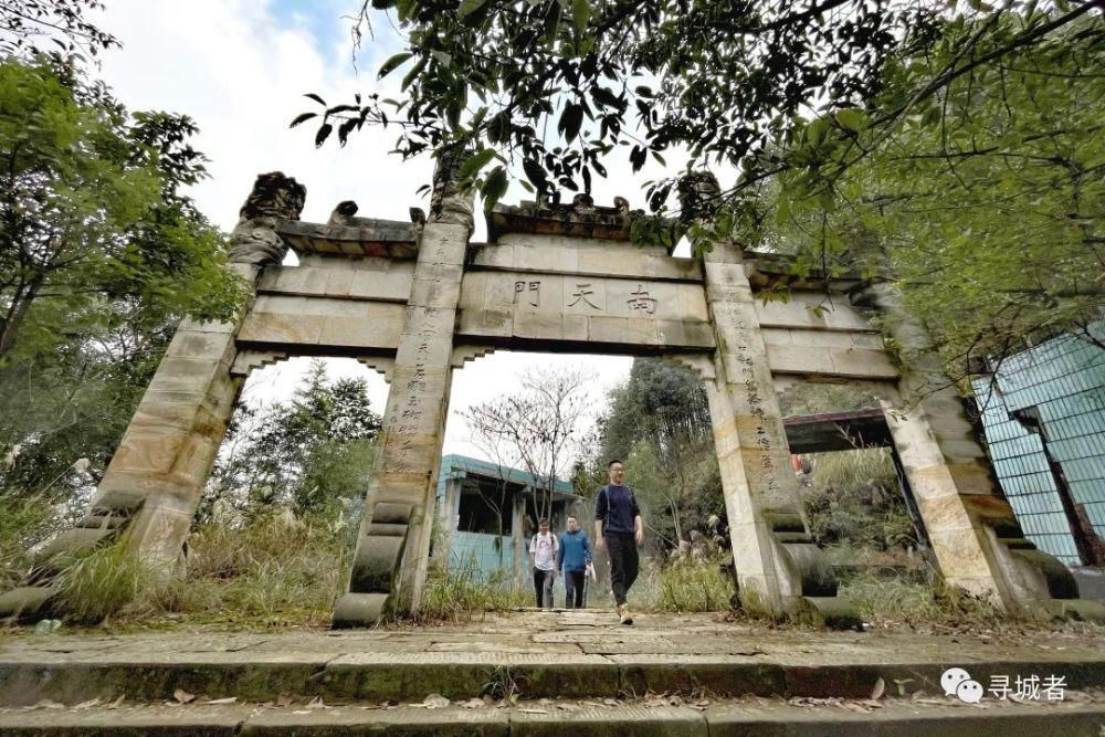 更喜南山千倾野，卅公里后尽开颜