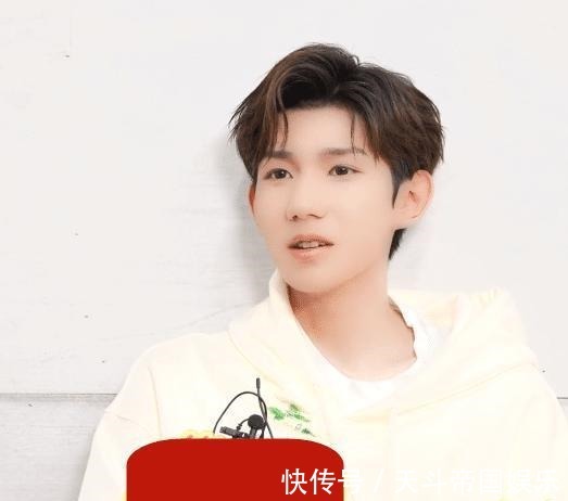 大張偉也沒有主持人證和王一博一起坐在臺(tái)下,只有汪涵一人主持