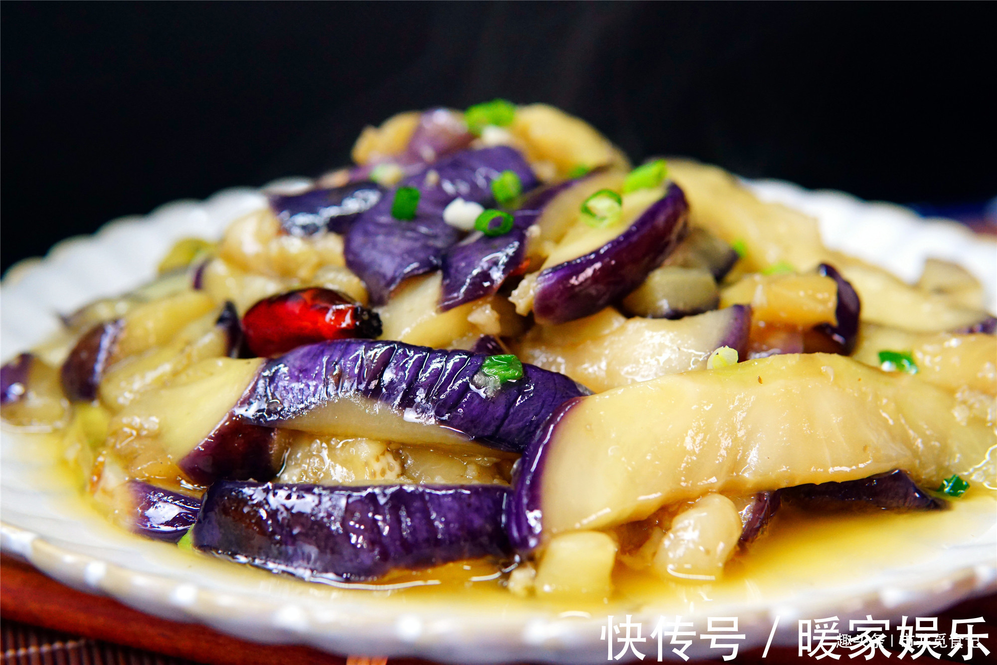 茄子直接炒大错特错,太费油了,多加一步,不变色还省油!