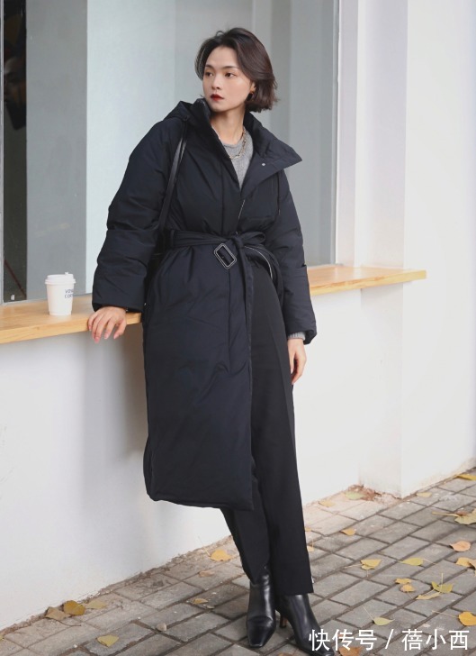 时髦 冬日“羽绒服”不用买多,学会搭配下装才是关键,不费力就很时髦