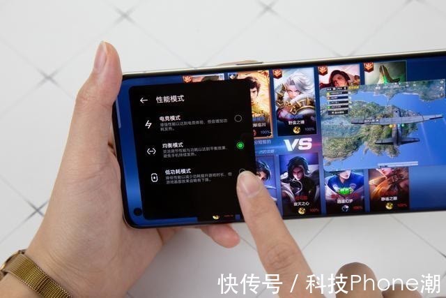 游戏助手|一个屏幕同时玩两个游戏！ColorOS 12这是什么神仙体验？