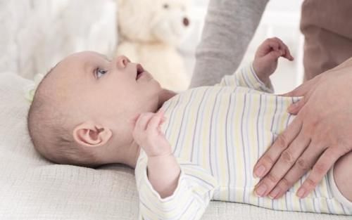 小雯|宝宝什么时候可以吃大人饭?3个方面告诉你答案,看完就懂了