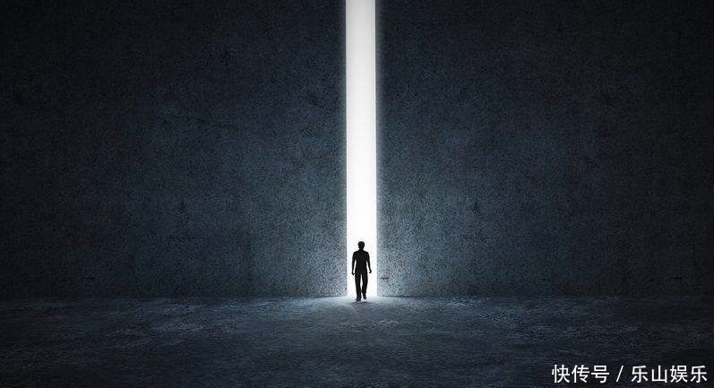 死亡|俘虏临终想刺杀皇帝，皇帝大方跟他单挑，结果死亡的方式太奇葩了