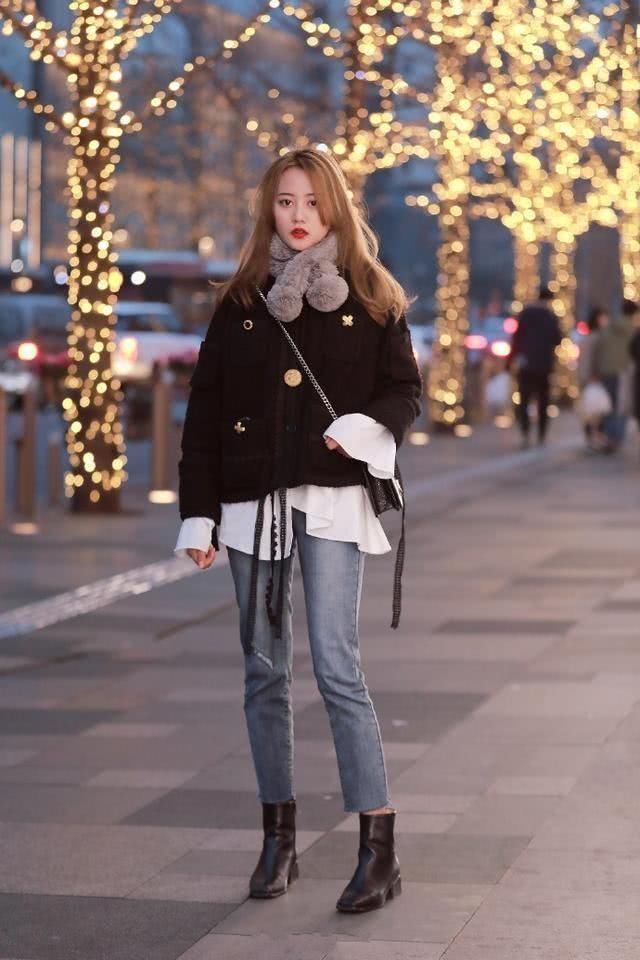 简约的风格装扮出的自然美感，牛仔裤打造你独到的气质感