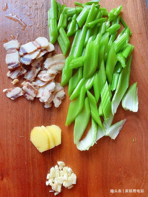 鲜爽可口的西芹炒肉，好吃可口，营养美味