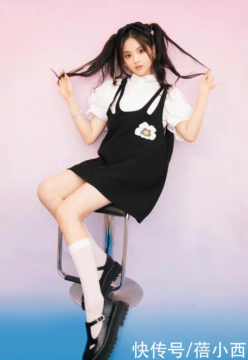 穿搭|58岁毛阿敏越老越时髦，穿白衬衫配牛仔裤走机场，170身材太出挑