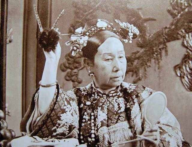 诗句|慈禧太后的一首诗句流传至今,曾国藩却仅用四个字来评价她