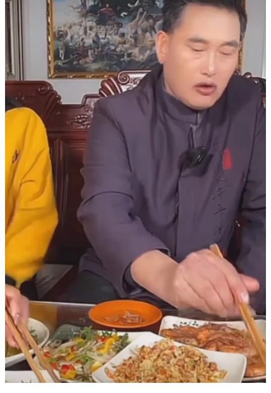 大衣哥晚飯?zhí)S盛，混好了卻不忘初心！