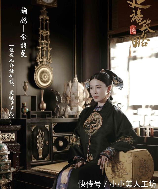 当家花旦|46岁佘诗曼现身走机场，长筒靴秀雪白漫画腿，条纹衬衫气质真绝！