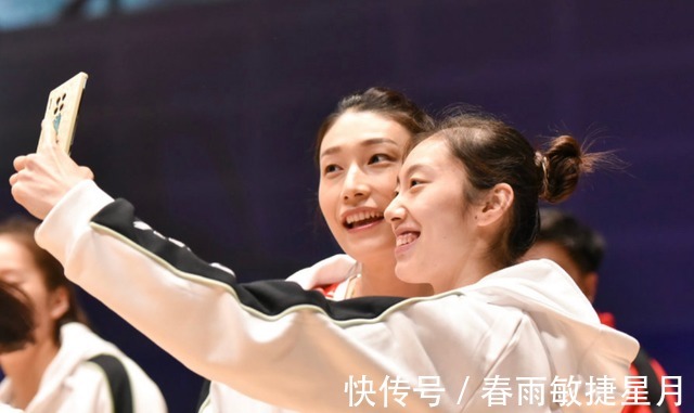 辽宁女排|上海女排迎联赛首秀，拉尔森未亮相集体合照，金软景喊出冲冠目标