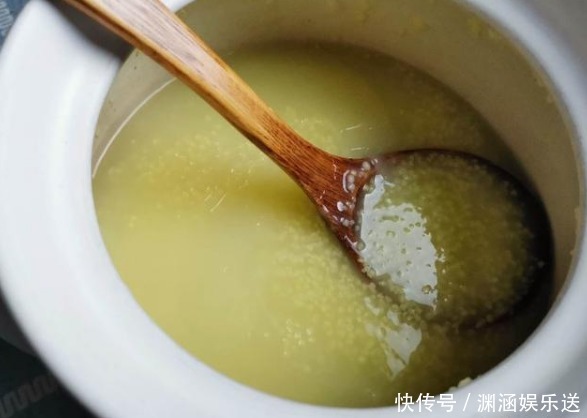 黏稠|煮小米粥时,直接下锅是大错!多加这1步,米粥更黏稠,米油更厚