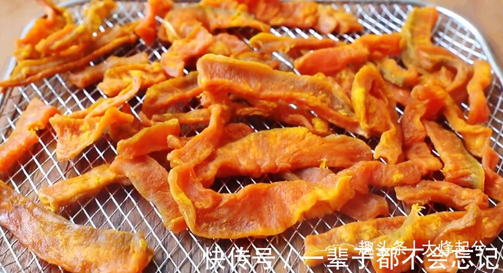 秋天南瓜多吃不完，太阳一晒，教你做成小零食，大人小孩都爱吃