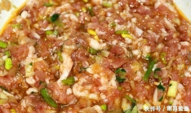  拌猪肉饺子馅时，加水万万不可，省掉这一步，饺子馅更鲜更嫩