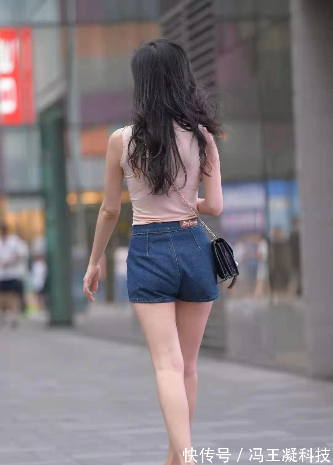 无袖 浅粉色无袖T恤搭配高腰牛仔短裤,初秋也要做个气质温柔的小女人