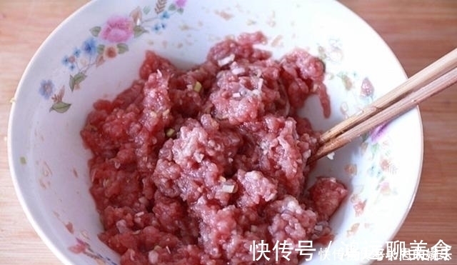 炸牛肉丸|自己做的炸牛肉丸,外酥里嫩看着金黄有食欲,孩子喜欢吃