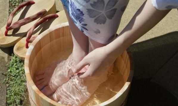 天然“泡脚药”被找到，水中加一点温经更通络，养生效果“赞”！