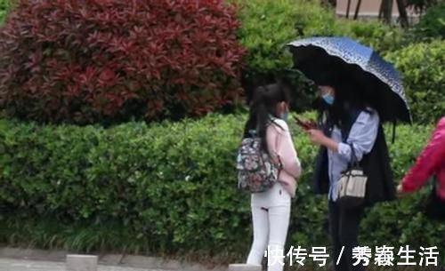 小姑娘|女孩路上来“初潮”,白裤被染红不知情,路人阿姨暖心举动大赞