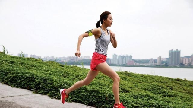 注重保养|“最嫩爸爸”火了,接初中女儿放学被当男友,老师我以为她早恋