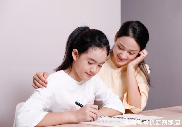 父母|因为贫穷俩家长“自制书包”,一个让孩子自信,一个却让孩子自卑