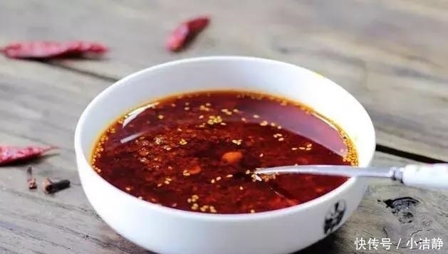 辣妹子|做辣椒油时,直接淋油就错了!大厨教你正确做法,辣椒油香辣红亮