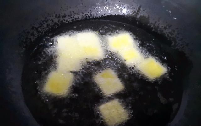  熬粥|小米别只会熬粥了，加碗面粉，教你做小米锅巴，焦香酥脆，无添加