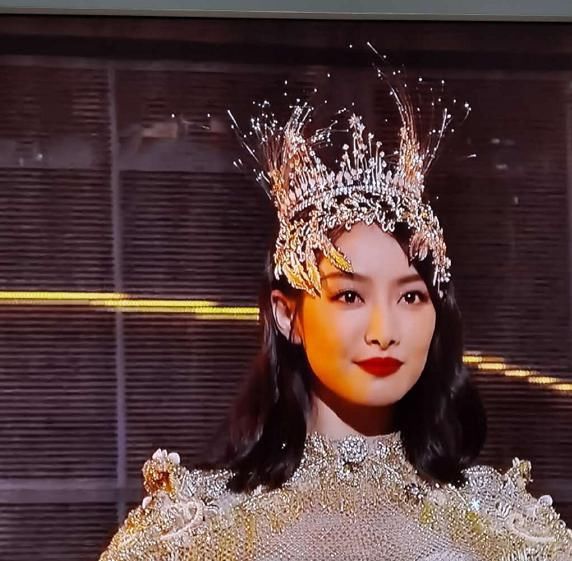 宋茜成最壮金鹰女神？穿金色战袍戴王冠从天而降超惊艳，就是腰粗
