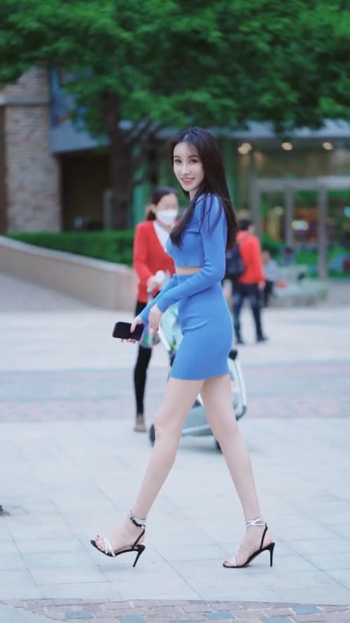 街拍小姐姐这身材少有,穿蓝色套装包臀裙,勒出性感小蛮腰