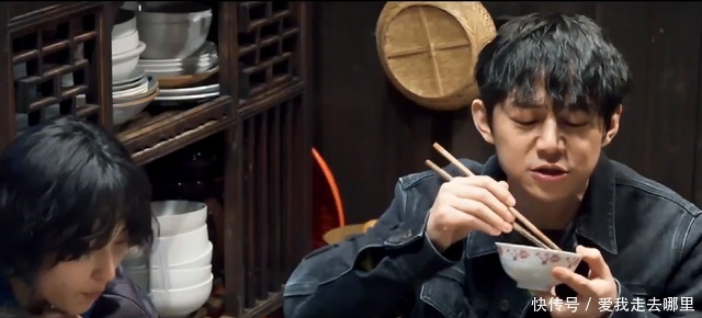 何炅|张子枫双手拿碗跟张艺兴碰,在哥哥面前敷面膜泡脚,没有少女架子