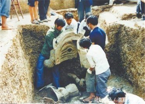 出土！三星堆明明可深入研究，为何挖到一半就停了？你看挖出的都是些啥