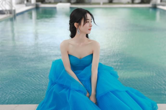 赵丽颖金鹰节晚会造型提前看，蓝色纱裙气质十足，被赞仙女本人！