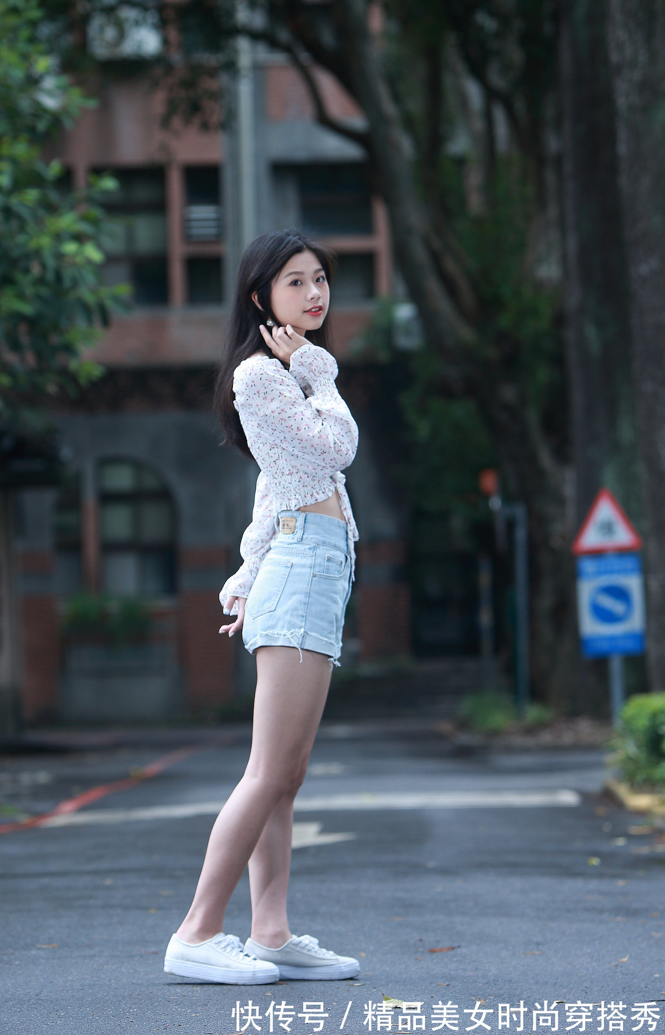 牛仔短裤|碎花的小衬衫搭配牛仔短裤，青春甜美气息浓郁