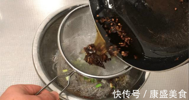 天冷了，红薯粉条这样吃太过瘾了，简单有营养，再也不想炖白菜了