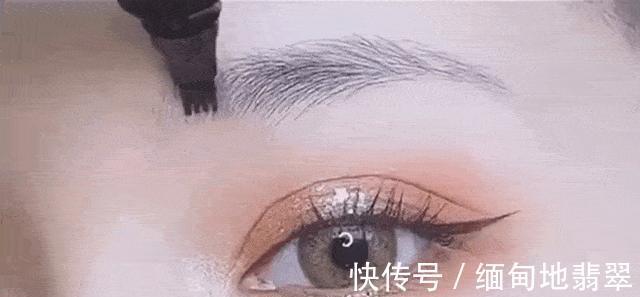 漂亮|聪明的女生才知道:上班尽量化“淡妆”,教你正确步骤,简单漂亮