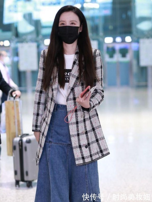 羊羔绒 40岁张萌真赶时髦,穿羊羔绒外套配瑜伽裤,比小姑娘还洋气