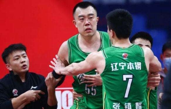 真相|胡明轩垫脚,韩德君威姆斯起冲突,慢镜头八倍镜还原真相