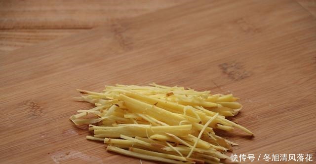 年夜饭必不可少的一道菜“金丝蒸枣”,寓意财源滚滚,长寿健康