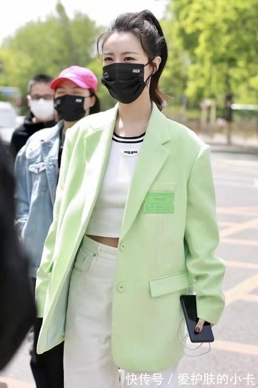 甜酷风|薇娅衣品真好，绿西装配阔腿裤洋气又高级，这派头完全不输女明星