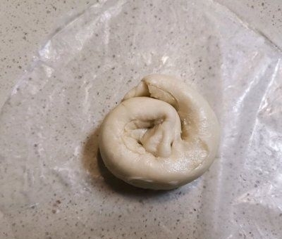 这手抓饼做「烤肠毛毛虫」连吃3天了!明天还想吃