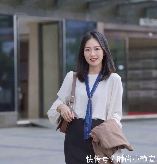 优雅 成熟女人的早秋穿搭如何搭配?可以选择简约款,呈现出优雅大方