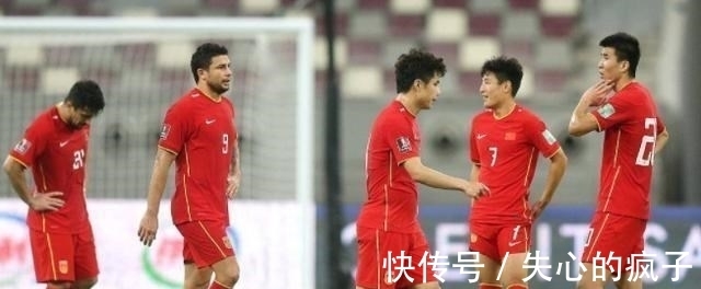 球迷|4场比赛4套阵容,20分钟后没体能,0:2后球迷深夜揪出国足罪人